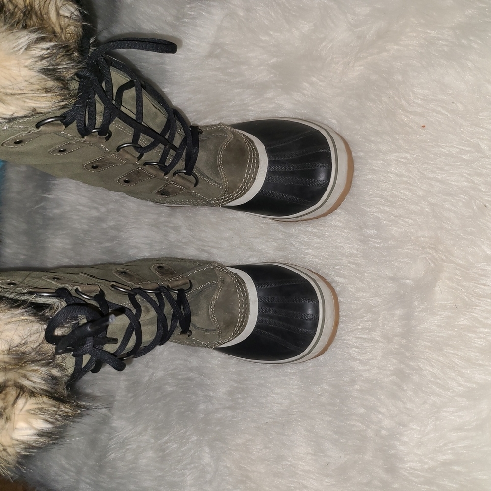 Sorel S. 8 Green Suede Faux Fur Tops Waterproof Boots